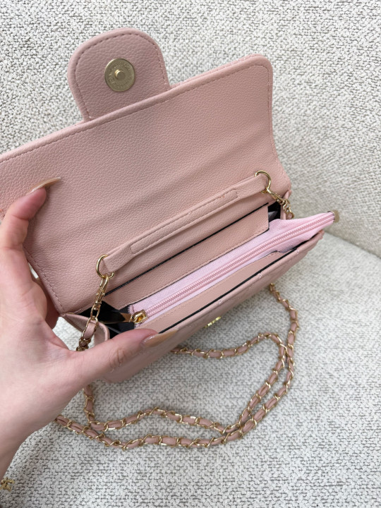 CARTERA CON CADENA ROSA PALO